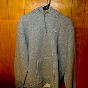 grey nike hoodie.